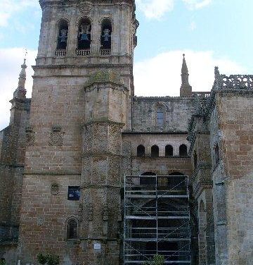 Vivienda inicia las obras de urgencia en el edificio de la Catedral de Coria para apuntalar la fachada este