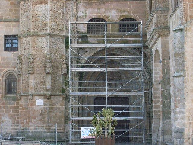 Vivienda inicia las obras de urgencia en el edificio de la Catedral de Coria para apuntalar la fachada este