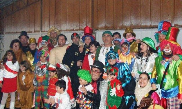 Los vecinos de Casatejada disfrutan del Carnaval 2010 que se celebró con una gran participación de disfraces