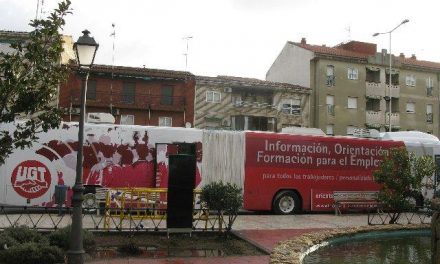 El autobús de orientación laboral de UGT viaja a Coria después de pasar por Moraleja y Montehermoso