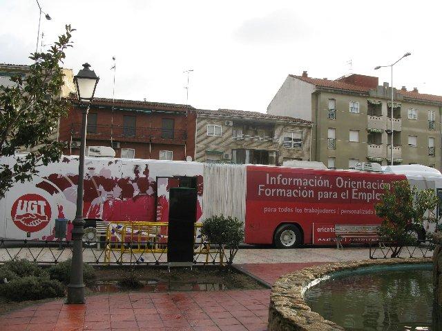 El autobús de orientación laboral de UGT viaja a Coria después de pasar por Moraleja y Montehermoso