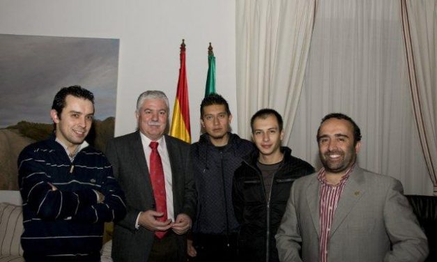 Dos alumnos de hostelería ecuatorianos visitan la Diputación y son recibidos por Tovar y Morales