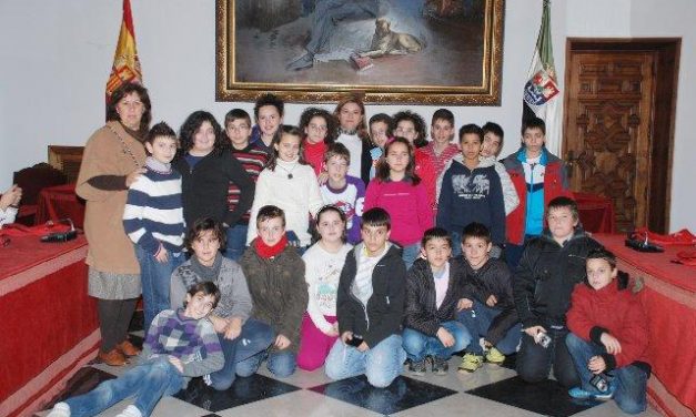 Alumnos del Zurbarán de Coria visitan el palacio provincial en la campaña «Conoce tu Diputación»