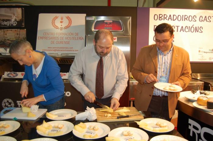 Cofradías gastronómicas y prensa especializada se interesa por la torta de La Serena en Xantar 2010
