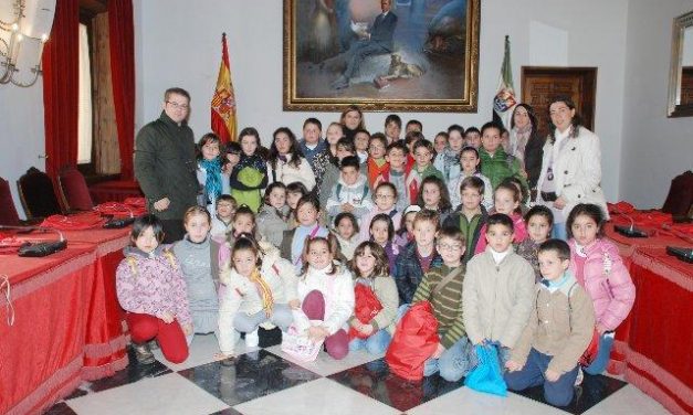 Alumnos de Torrejoncillo visitan la sede de la Diputación de Cáceres para conocer la institución