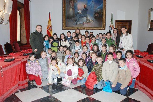 Alumnos de Torrejoncillo visitan la sede de la Diputación de Cáceres para conocer la institución