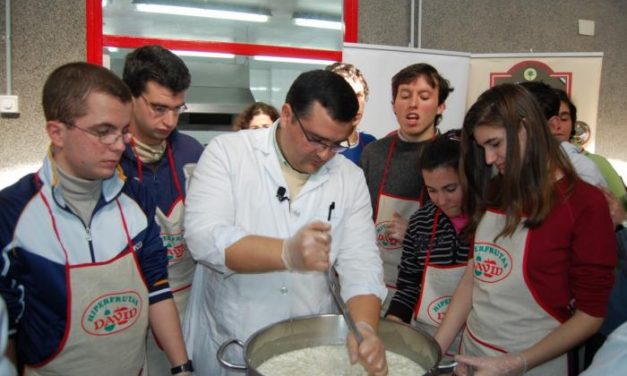 Veinte cocineros ofrecen un menú especial con Torta de la Serena a 50 alumnos con discapacidad de Zafra