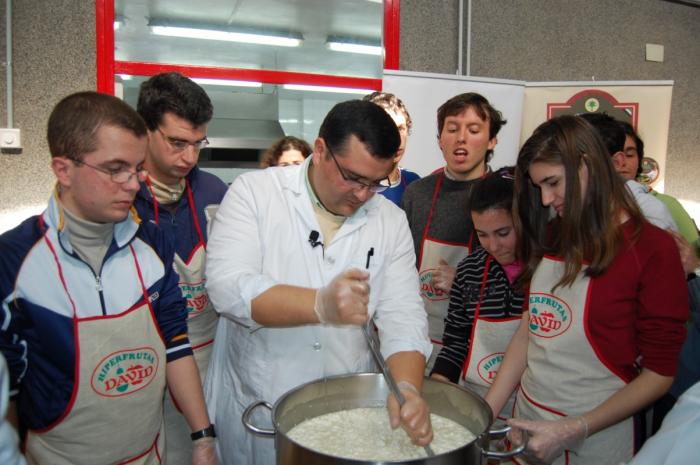 Veinte cocineros ofrecen un menú especial con Torta de la Serena a 50 alumnos con discapacidad de Zafra