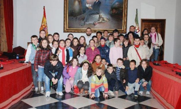 40 estudiantes de Montánchez visitan la Diputación de Cáceres para conocer su funcionamiento