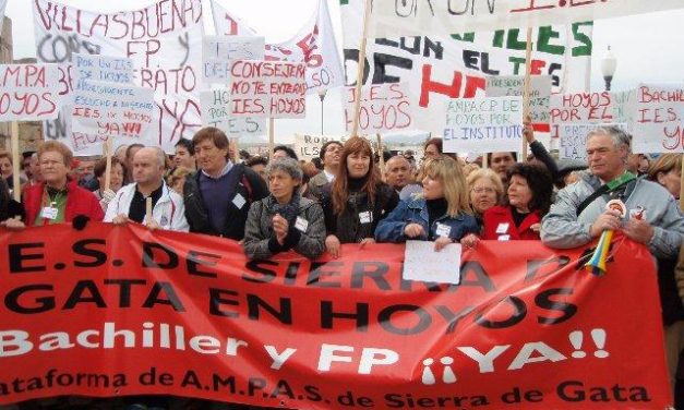 Más de 1.000 padres de Sierra de Gata exigen en Mérida la ampliación del IESO de Hoyos