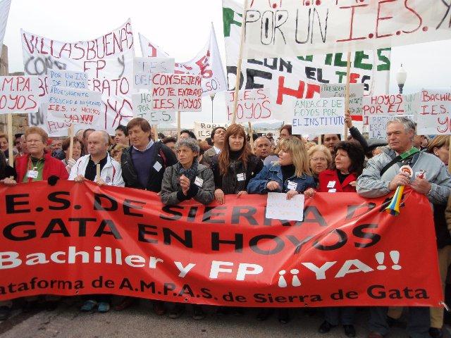 Más de 1.000 padres de Sierra de Gata exigen en Mérida la ampliación del IESO de Hoyos