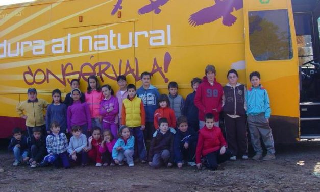 Los niños de Cadalso participan en el aula de la naturaleza en la tercera edición del Día del Árbol