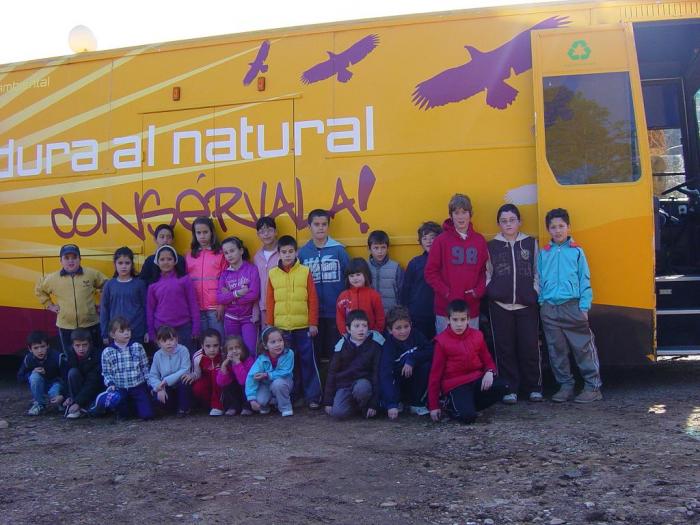 Los niños de Cadalso participan en el aula de la naturaleza en la tercera edición del Día del Árbol