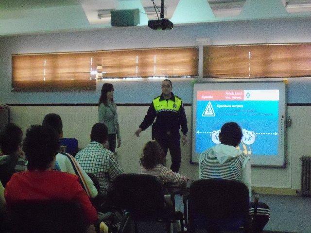 Los alumnos de Educación Especial de Villanueva de la Serena aprenden educación vial con policías locales