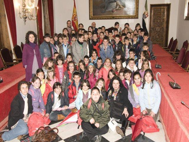 Alumnos de Malpartida de Cáceres conocen el funcionamiento de la Diputación de Cáceres