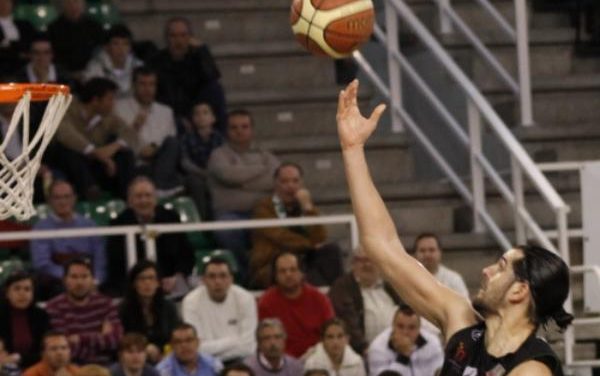El Cáceres Basket 2016 sufre para ganar en la prórroga al Ourense y consolida su estancia en play-offs