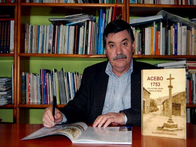 Julián Puerto, autor del libro «Acebo 1753», recibe el apoyo de sus vecinos durante la presentación de su obra