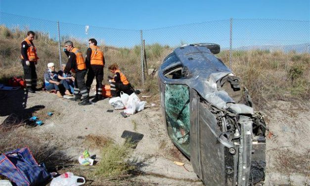 Un matrimonio salva la vida después de precipitarse su vehículo casi 60 metros por un desnivel en Navalmoral