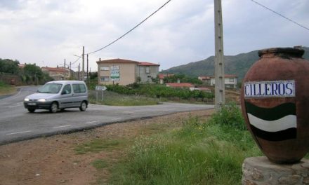 Un hombre de 42 años fallece en Cilleros al ser atropellado por un turismo en la carretera de Hoyos