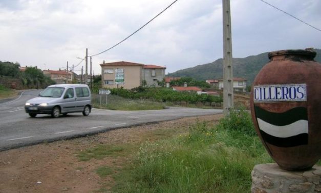 Un hombre de 42 años fallece en Cilleros al ser atropellado por un turismo en la carretera de Hoyos
