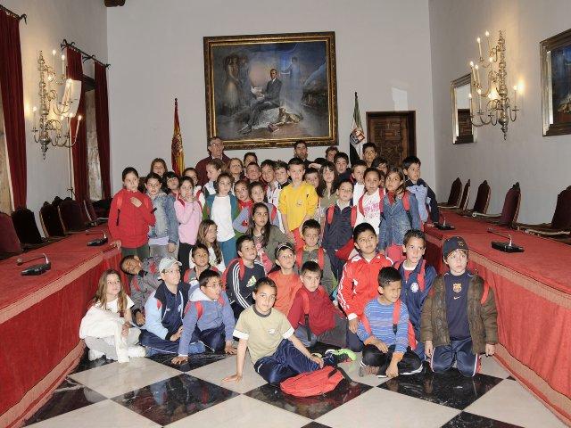 Alumnos placentinos del San Miguel Arcángel visitan las instalaciones de la Diputación Provincial