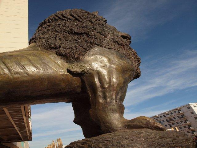 Las esculturas del artista cacereño Víctor Campón ya lucen en el Centro de Convenciones de Orán