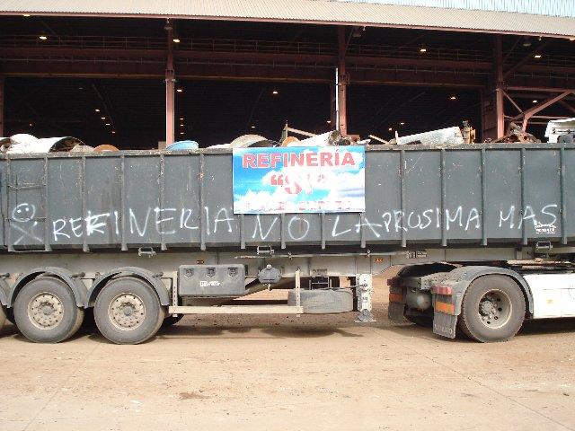 Unos desconocidos sabotean un camión en Zafra con pintadas amenazantes y el mensaje Refinería NO