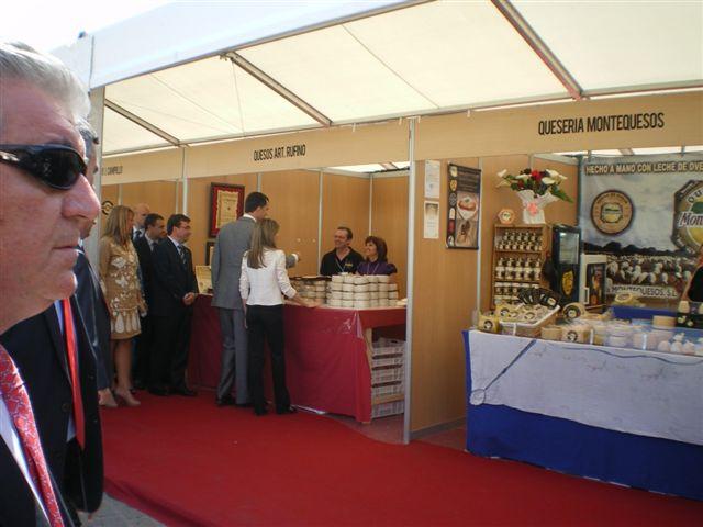 Los Príncipes de Asturias se interesan por el proceso de elaboración artesanal de la Torta de la Serena