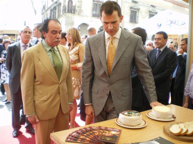 Los Príncipes de Asturias se interesan por el proceso de elaboración artesanal de la Torta de la Serena