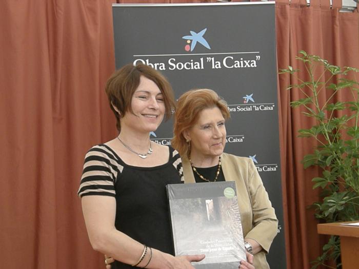 Carmen Heras entrega el premio «Más de 2016 lectores» a Clara Usón por su obra «Corazón de Napalm»