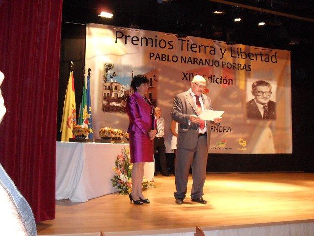 La esposa del juez Garzón recibe en Aldeacentenera el prmio Tierra y Libertad, de carácter nacional