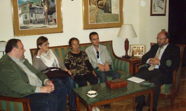 Fernando Solís recibe a los familiares de enfermos de Alzheimer en la comarca cacereña de Montánchez