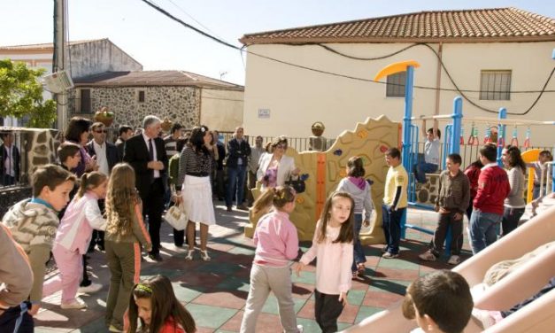 Abertura estrena el nuevo parque de juegos infantiles del colegio rural agrupado Llanos de la Vega