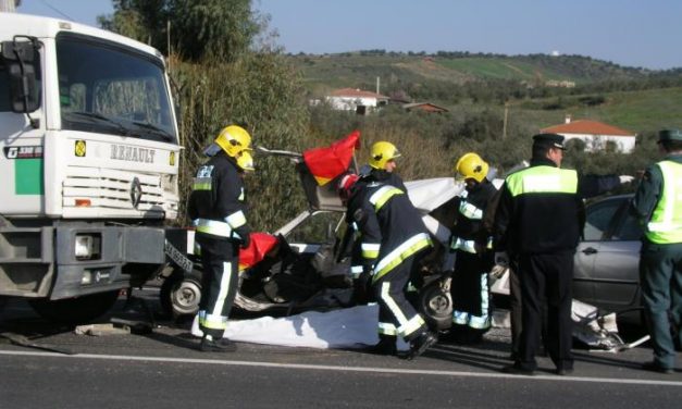 Tres jóvenes albañiles pierden la vida en un choque frontal entre dos coches en Santa Marta de los Barros