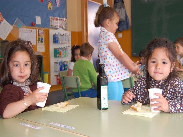 Doscientos niños descubren la cultura del aceite de oliva con el primer «Desayuno de Primavera» de Gata-Hurdes