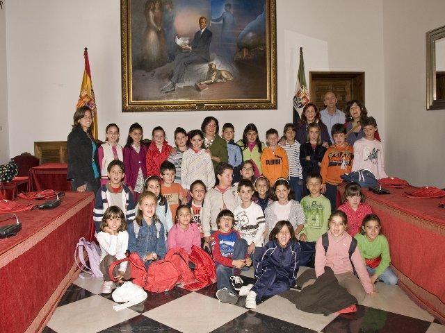 Alumnos de Miajadas visitan la Diputación Provincial de Cáceres dentro de la campaña de la institución