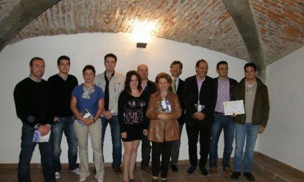 La alcaldesa de Cáceres, Carmen Heras, entrega los premios de fotografía y relatos 09 «Europa Direct»