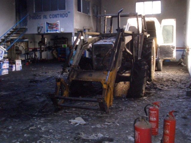 Un incendio generado por una chispa calcina un taller mecánico en Moraleja sin daños personales