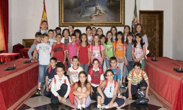 Alumnos del Sagrado Corazón de Miajadas visitan la Diputación de Cáceres en una visita guiada