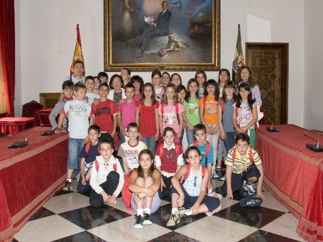Alumnos del Sagrado Corazón de Miajadas visitan la Diputación de Cáceres en una visita guiada
