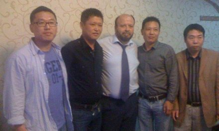 El Subdelegado del Gobierno en Cáceres se reúne el responsable del periódico de comerciantes chinos