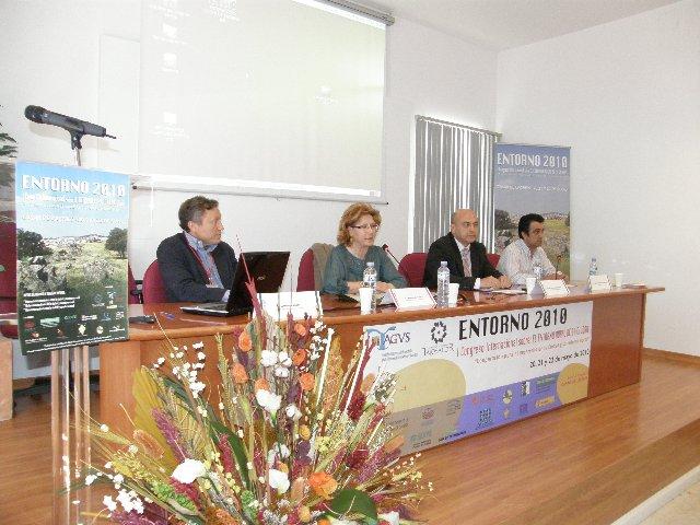 La alcaldesa de Cáceres, Carmen Heras, modera una mesa redonda del congreso «Entorno 2010» en el Casar