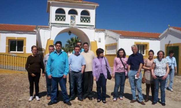 Usuarios y monitores del taller ocupacional de Proines de Don Benito visitan el centro de Aprosuba-9