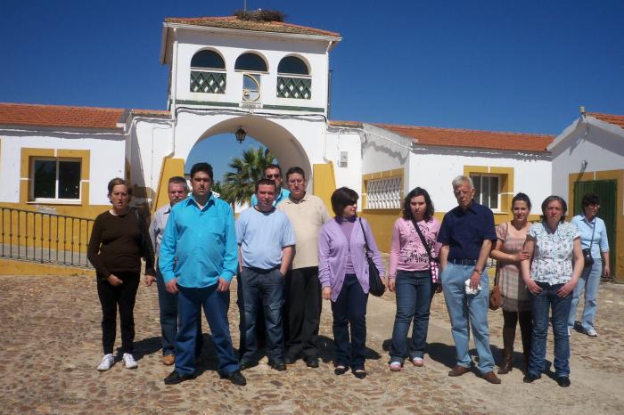 Usuarios y monitores del taller ocupacional de Proines de Don Benito visitan el centro de Aprosuba-9
