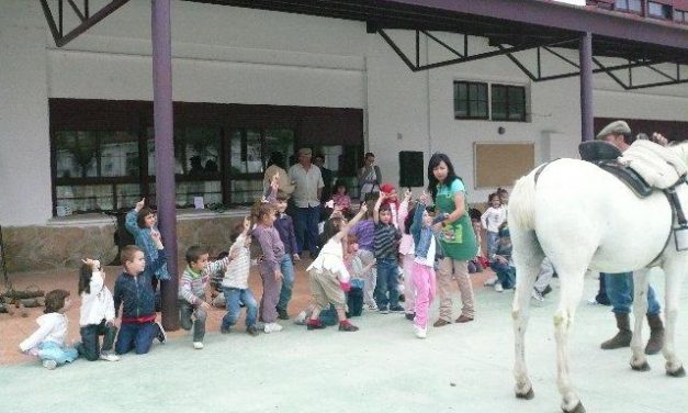 Los alumnos del Joaquín Ballesteros de Moraleja conocen el mundo taurino y equino con una exhibición