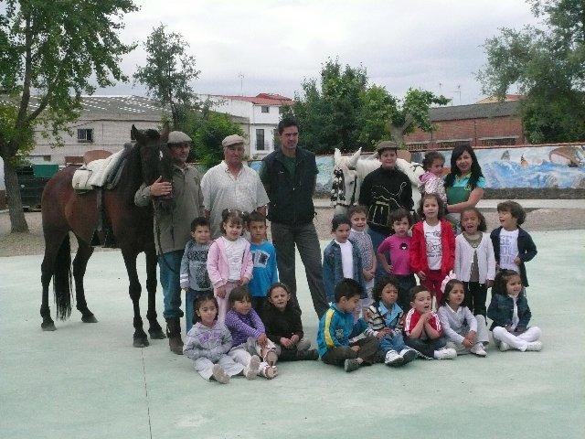 Los alumnos del Joaquín Ballesteros de Moraleja conocen el mundo taurino y equino con una exhibición