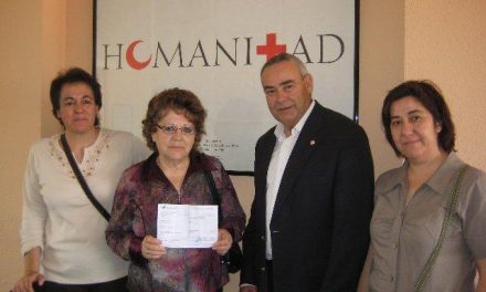 La presidenta de las Amas de Casa de Brozas entregan a Cruz Roja su aportación para Haití dotada con 1.018 €