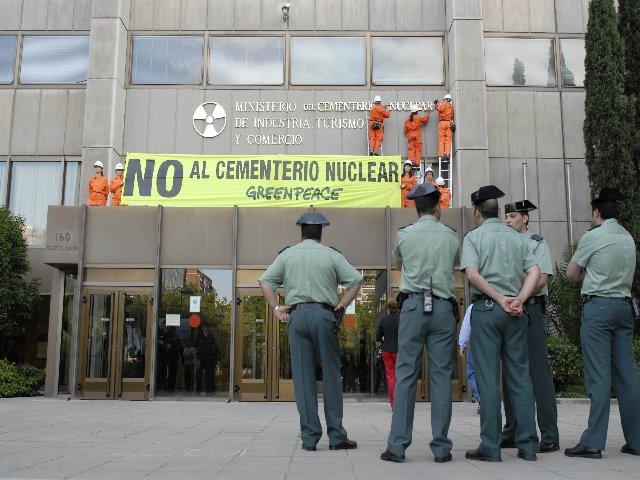 Greenpeace cambia el rótulo del Ministerio para reflejar la orientación pronuclear de la política del Gobierno