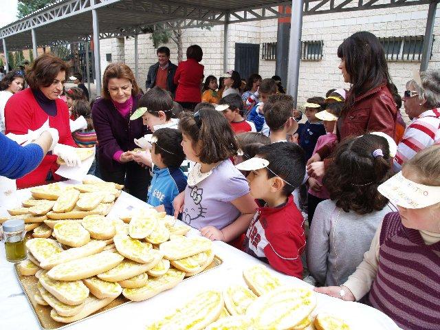 Unos 7.000 alumnos han participado en los desayunos con aceite de la cooperativa La Milagrosa de Monterrubio