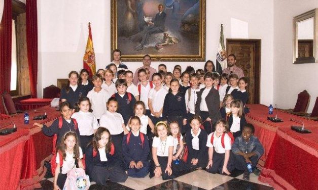 Niños y profesores de la Escuela Hogar Hogar de Plasencia visitan la Diputación de Cáceres